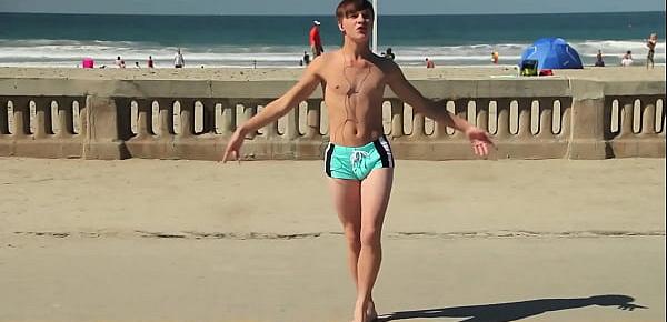  Twink dancing in the beach with speedo bulge  Novinho dançando sunga na praia